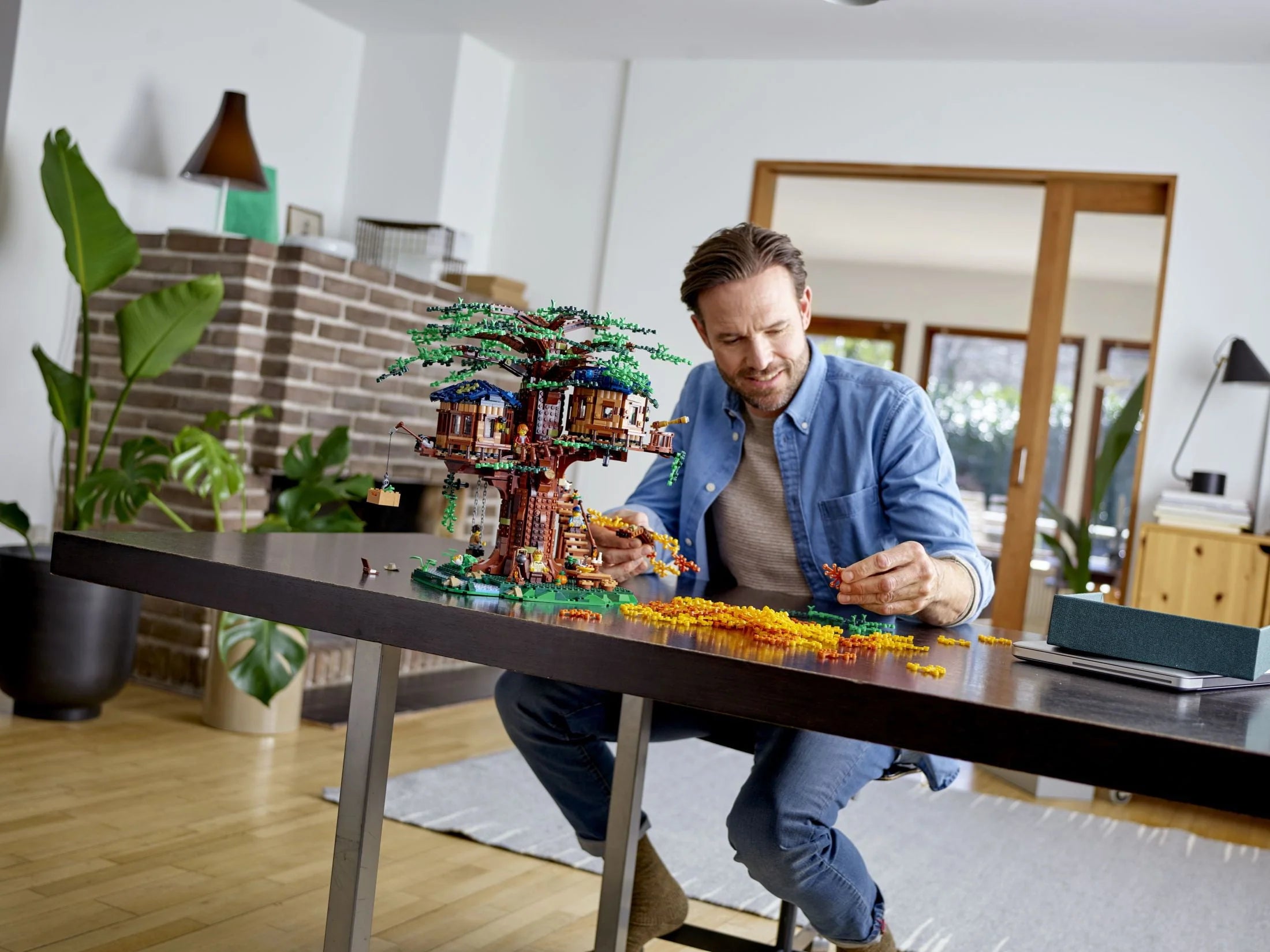 Tree House 21318 Building Set with 3 Cabins, Interchangeable Leaves, Minifigures and Bird Figure V86633