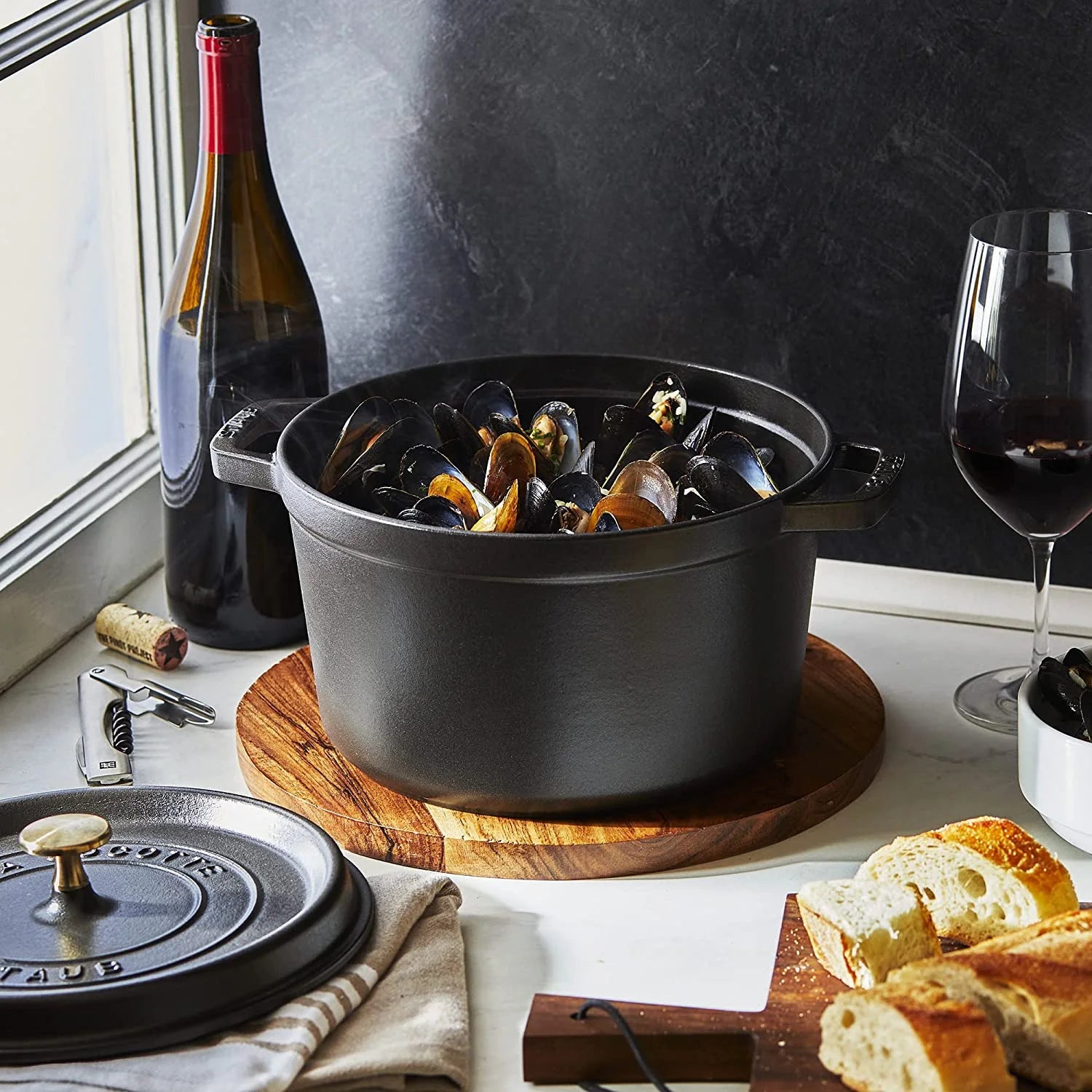 Matte Black Cast Iron Dutch Oven 5-qt Q42929