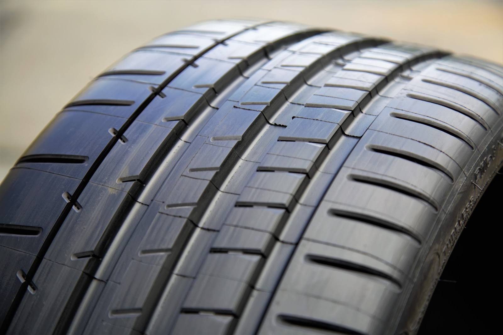 245/40ZR19 Tire J798