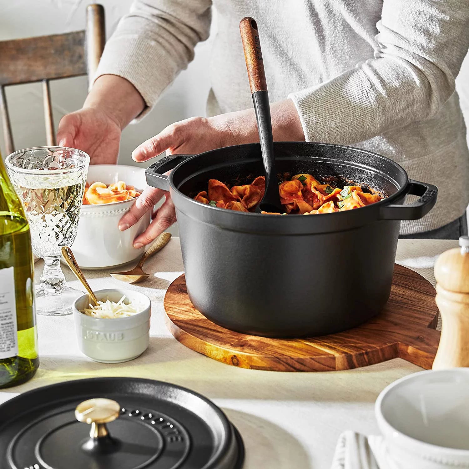 Matte Black Cast Iron Dutch Oven 5-qt Q42929