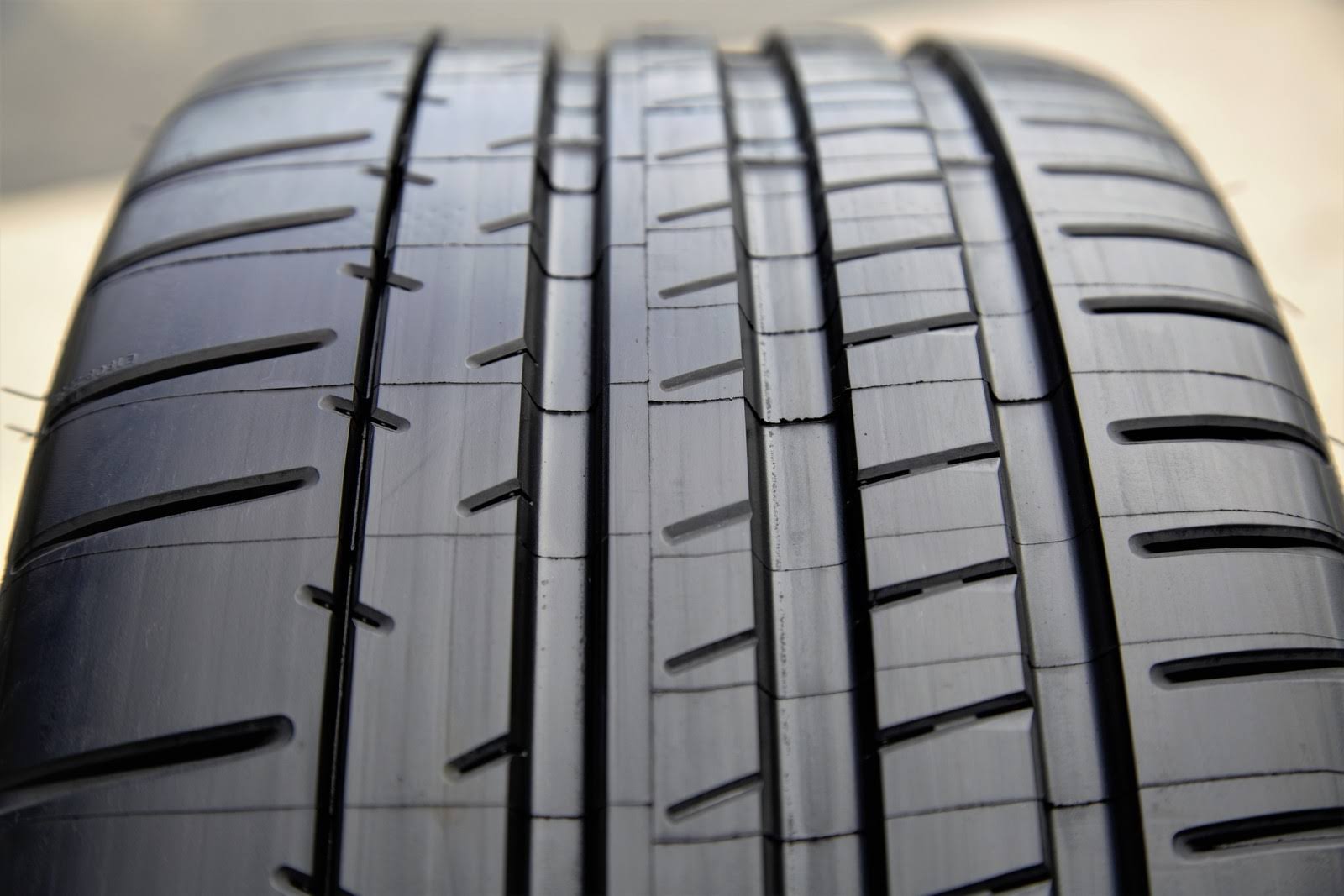245/40ZR19 Tire J798