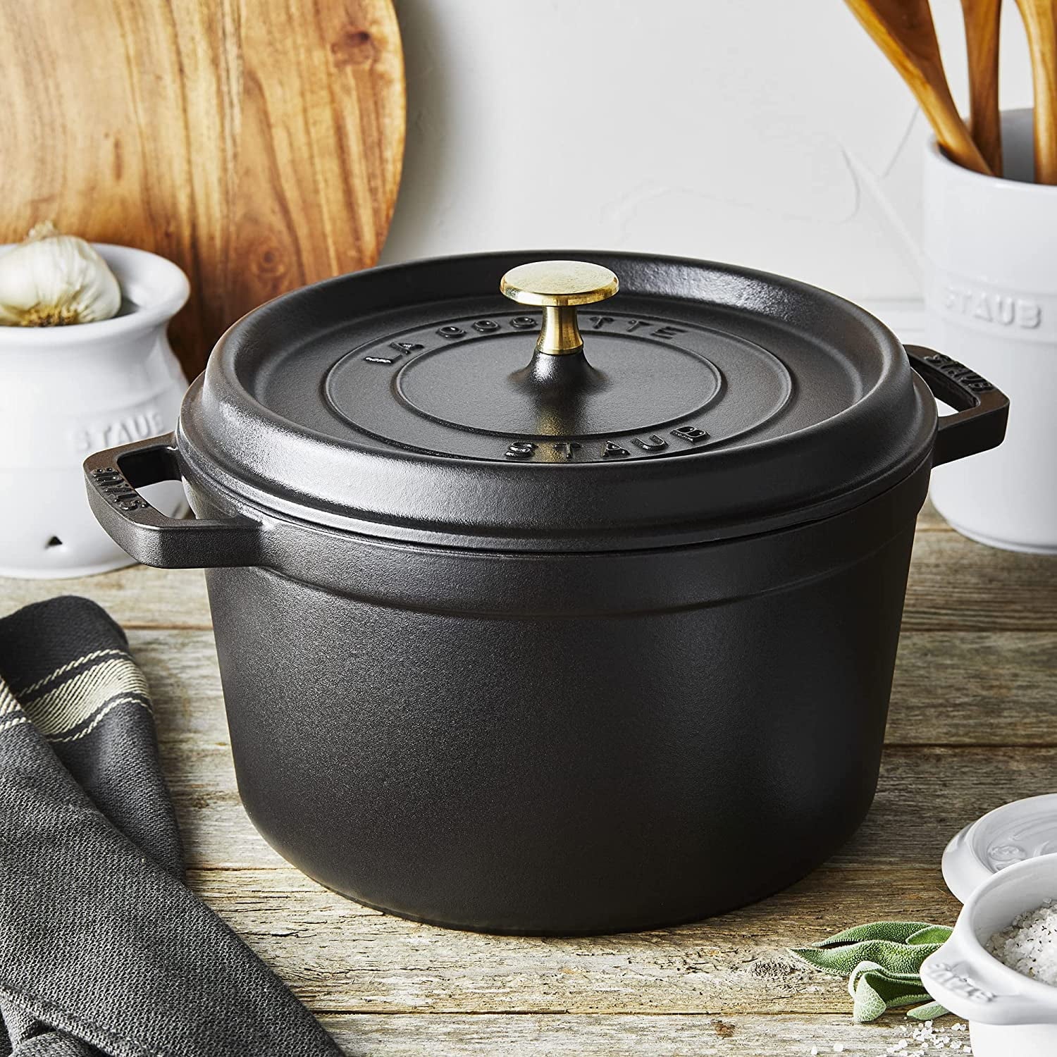 Matte Black Cast Iron Dutch Oven 5-qt Q42929