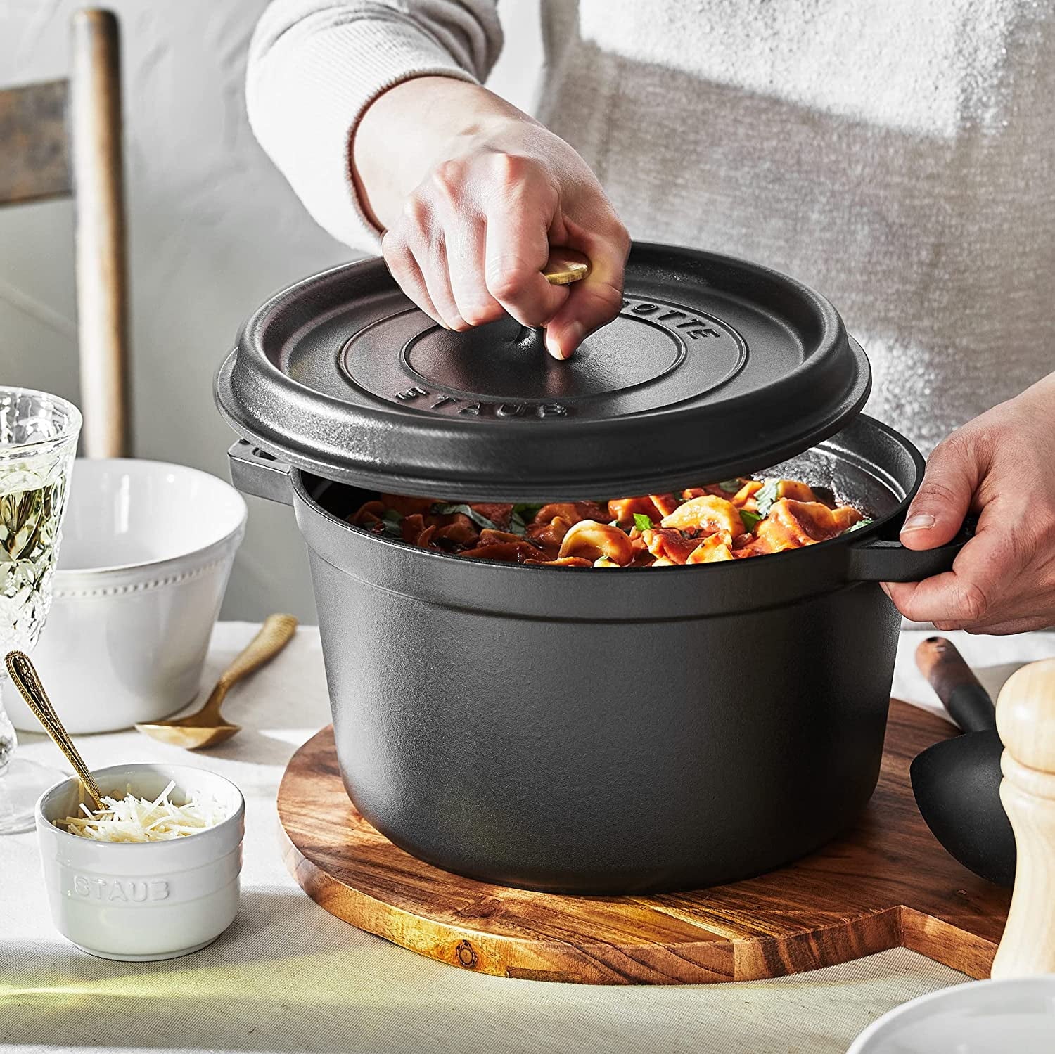 Matte Black Cast Iron Dutch Oven 5-qt Q42929