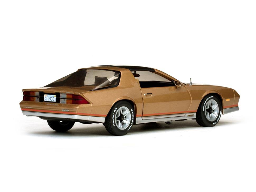 Gold 1/18 Diecast Model Car K609469